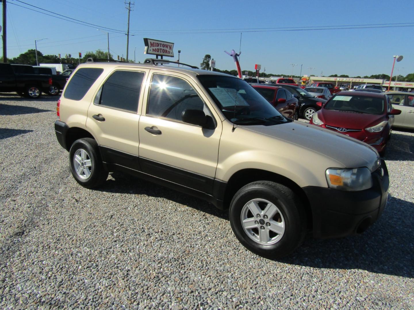 2007 GOLD /Tan Ford Escape (1FMYU02Z67K) with an 4 Cyl engine, Automatic transmission, located at 15016 S Hwy 231, Midland City, AL, 36350, (334) 983-3001, 31.306210, -85.495277 - Photo#0